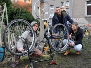 Gemeinsam reparieren Tarek Alegli aus Libyen, Hatem Mersni aus Tunsien und Frederik Kuschewski vom Netzwerk "Willkommen in Löbtau" ein Fahrrad.