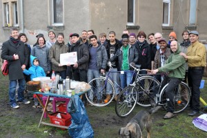 Die TeilnehmerInnen der Aktion nehmen eine Geldspende des SPD-Ortsvereins Dresden-Plauen in Empfang.