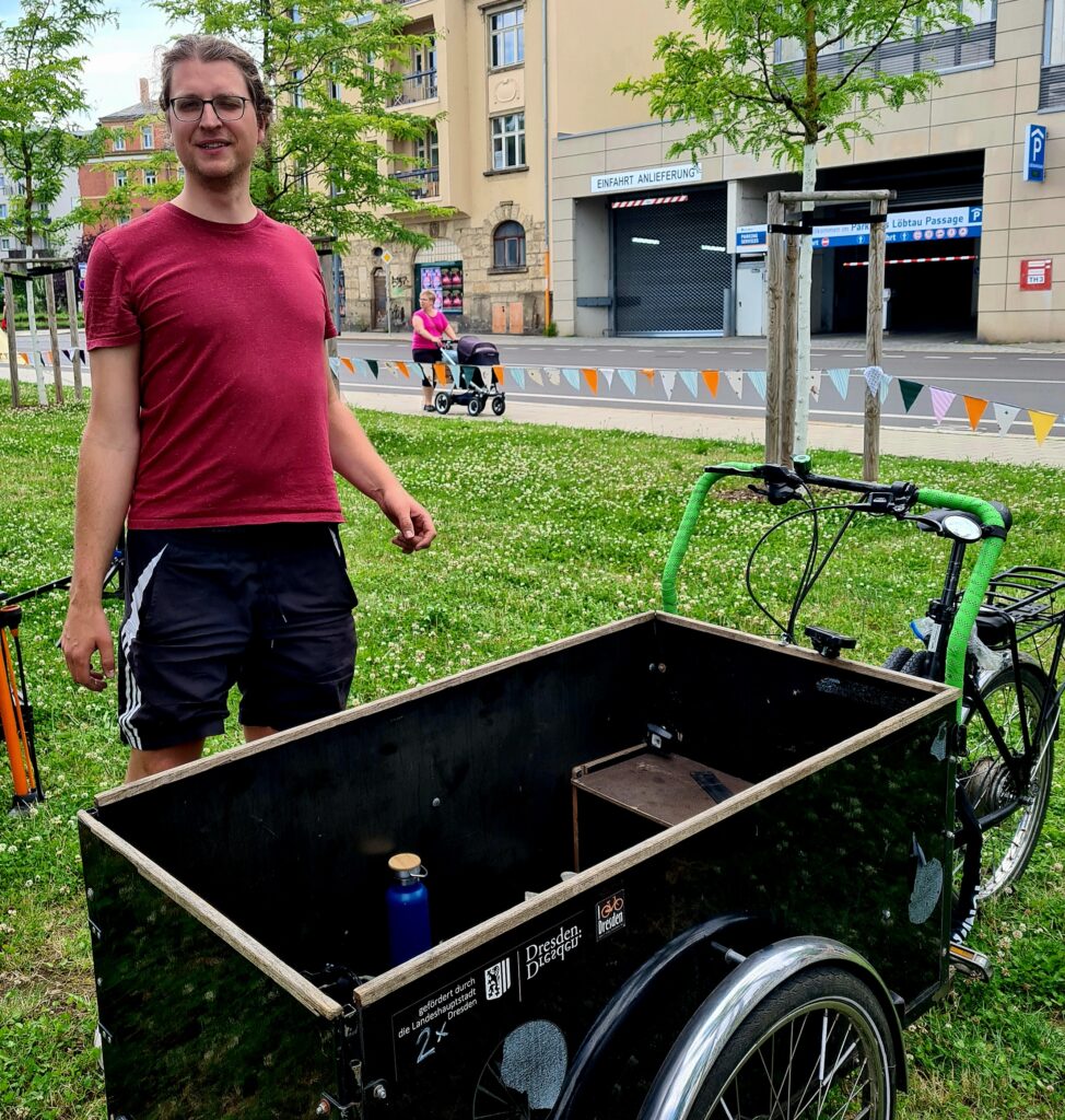 Fahrradwerkstadtheld Arne mit noch namenlosem Willkommen-in-Löbtau Lastenrad
