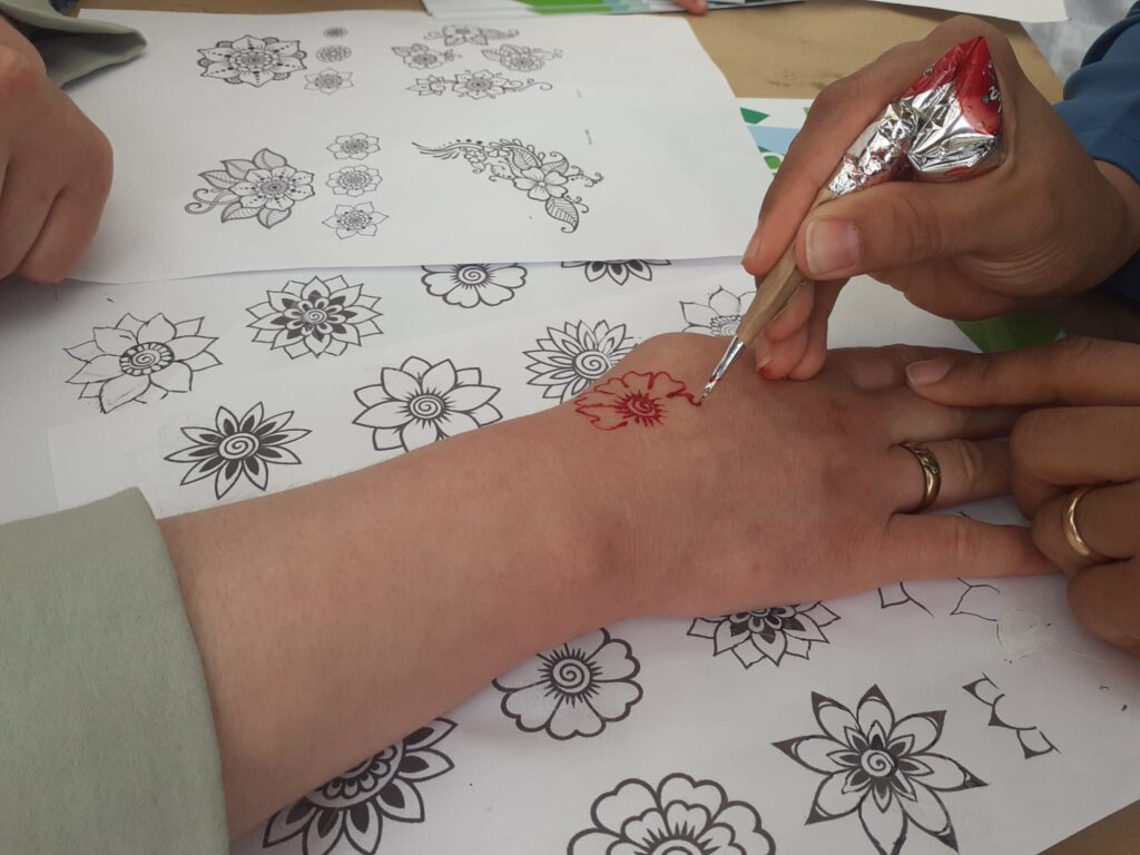 Eine Hand wird mit Henna bemalt