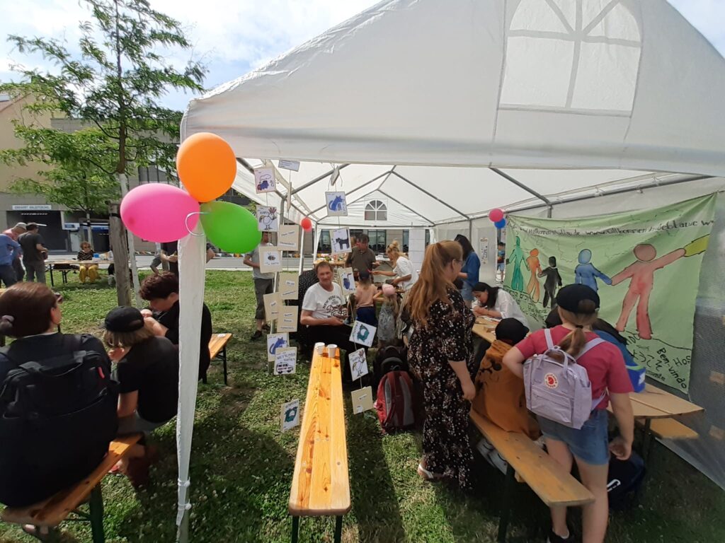 Viele Menschen besuchen unseren Willkommen-in-Löbtau Pavilion