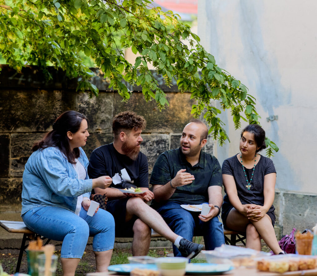 Wir sitzen zusammen beim Sommerfest
